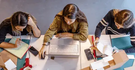 desenvolvimento e aprendizagem - alunos estudando