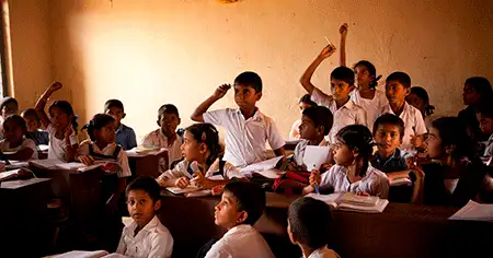 sala de aula com alunos representando a educação financeira nas escolas