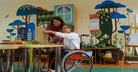 crianca-cadeira-rodas-fazendo-uma-atividade